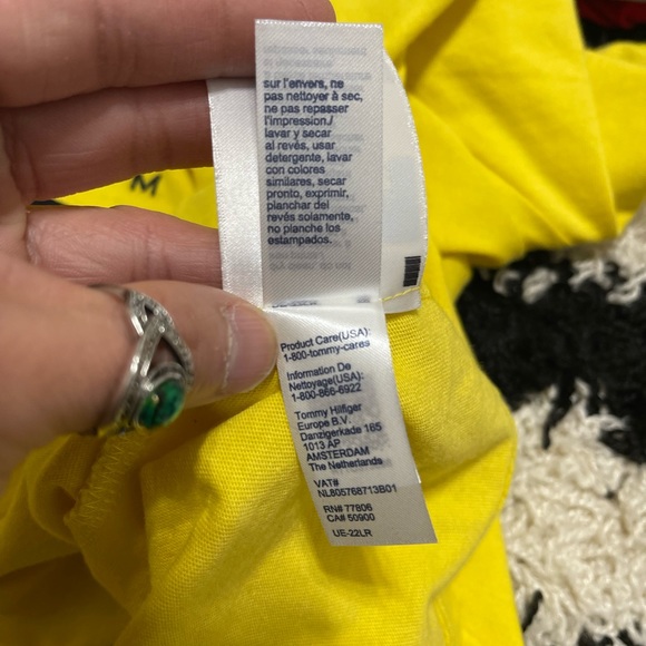 EUC Men’s Size Large Tommy Hilfiger Signature Logo Embroidered Tee Vivid Yellow - Picture 10 of 12